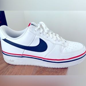 Like New! Nike Air Force 1’s. Men’s size 10.